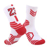Ein Paar weiß-rot gestreifte Sportsocken mit der Nummer 23 am Fuß.