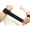 Schwarze, verstellbare Sport-Armbandage, die am Unterarm getragen wird.