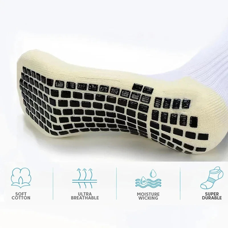 Nahaufnahme eines weißen rutschfesten Sportsocken auf einem Fuß, die Eigenschaften wie weiche Baumwolle und Feuchtigkeitsable