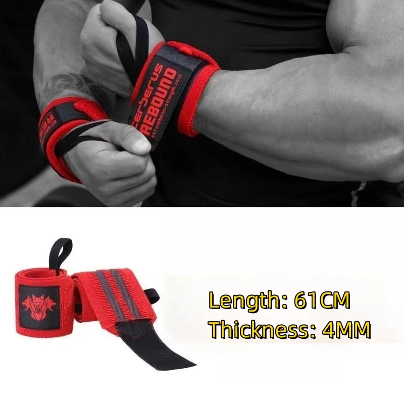 Gros plan d'une main portant un bandeau rouge et noir pour le support de musculation.