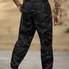 Pantalon cargo de camouflage pour homme, vert foncé et noir.