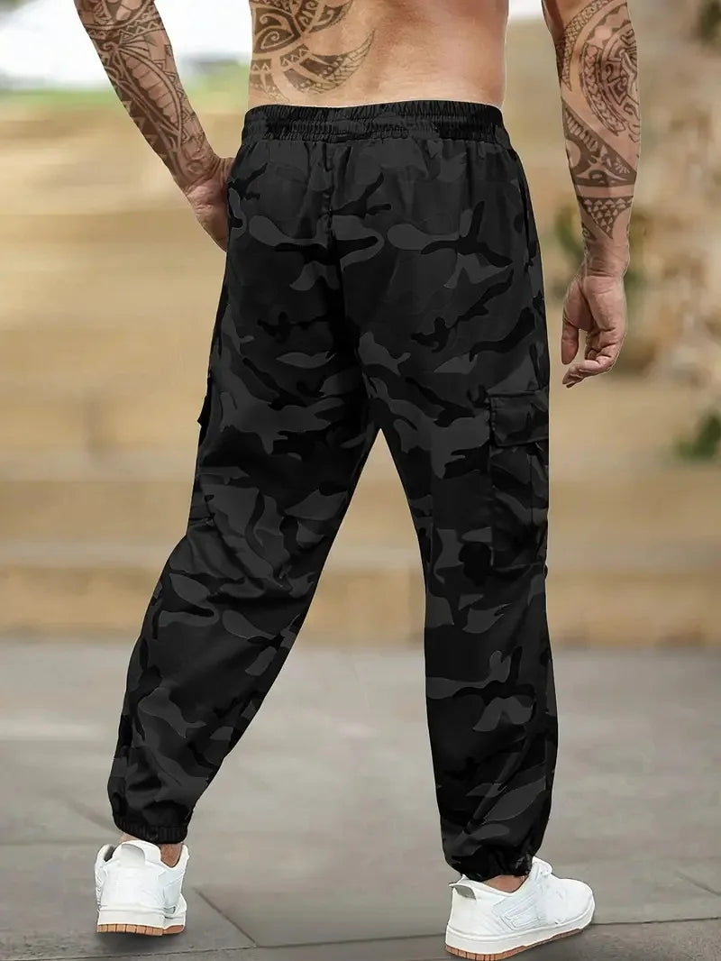 Pantalon cargo de camouflage pour homme, vert foncé et noir.