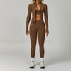 Eine Frau modelliert ein nahtloses Sport-Yoga-Set in Braun mit einem Cropped-Jackett und passenden Leggings.