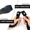 Une main tient une gaine protectrice en plastique noir et durable pour bâton de hockey avec des poignées en forme d'étoile.