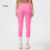 Pinke, nahtlose Yoga-Leggings mit hoher Taille, getragen von einem Model, kombiniert mit weißen Socken und hellen Schuhen.