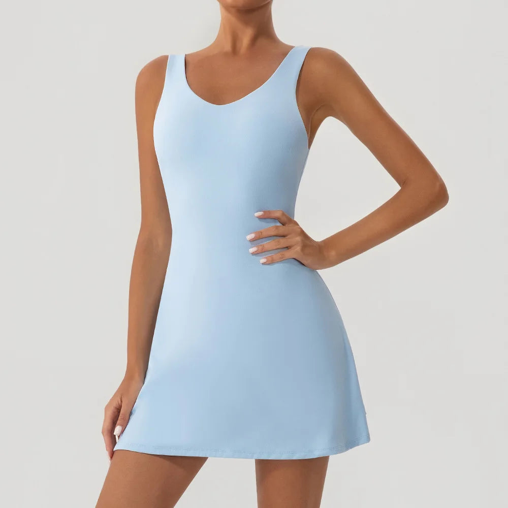 Une robe sportive bleu clair deux pièces portée par une mannequin.