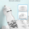 Bouteille d'eau alimentaire blanche PP5 avec bec en silicone sur une surface blanche.