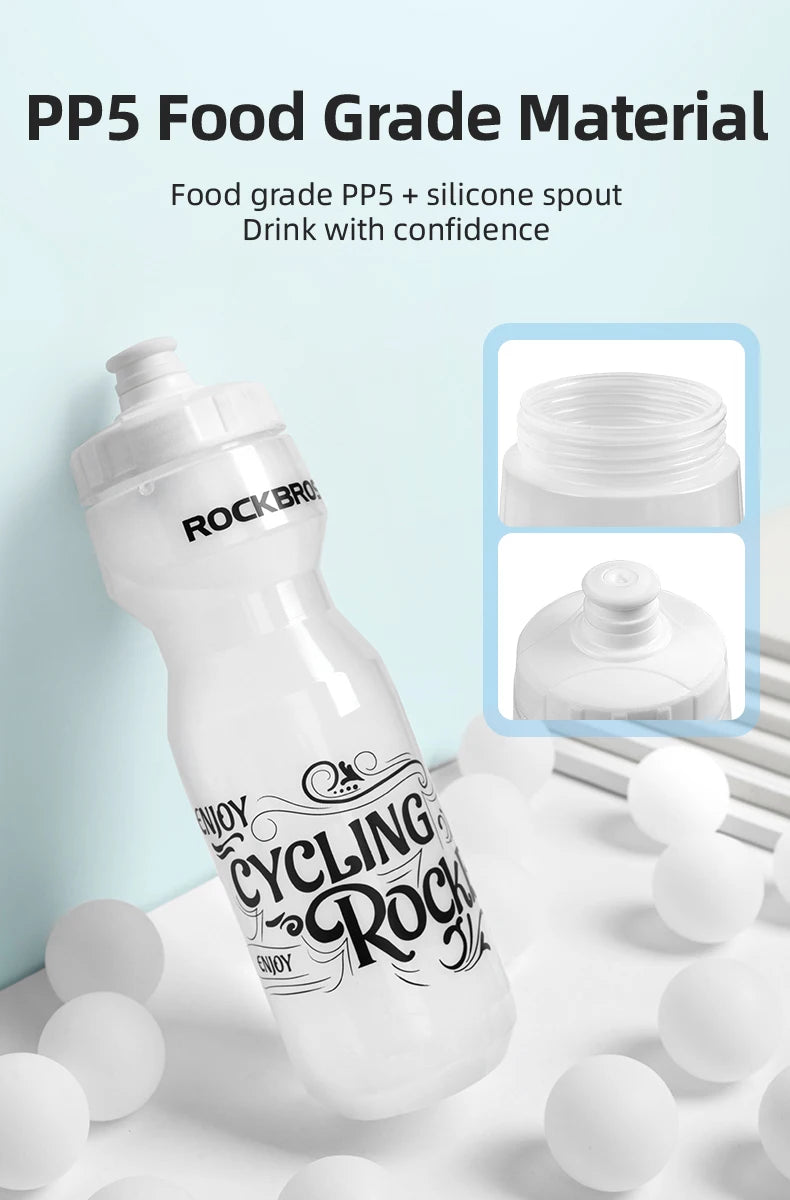 Bouteille d'eau alimentaire blanche PP5 avec bec en silicone sur une surface blanche.