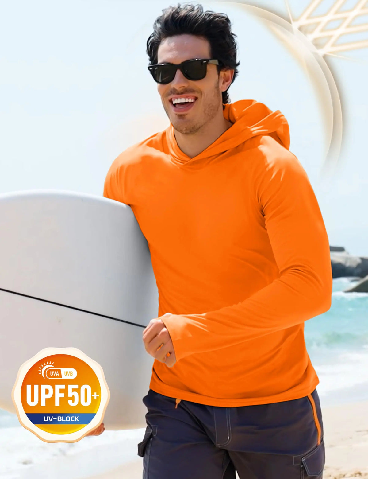 Ein Mann mit orangefarbener, leichter Hoodie und Sonnenbrille steht am Ozean mit UV-Schutz-Etikett.