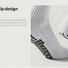 Gros plan de chaussettes de football avec semelles antidérapantes en silicone blanche portées sur un pied.
