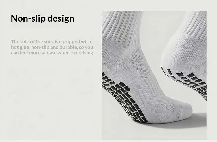 Gros plan de chaussettes de football avec semelles antidérapantes en silicone blanche portées sur un pied.