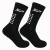 Une paire de chaussettes de football noires antidérapantes avec marquage blanc