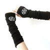 Schwarze fingerlose Armwärmer mit weißen Pentagramm-Designs am Handgelenk und Unterarm.