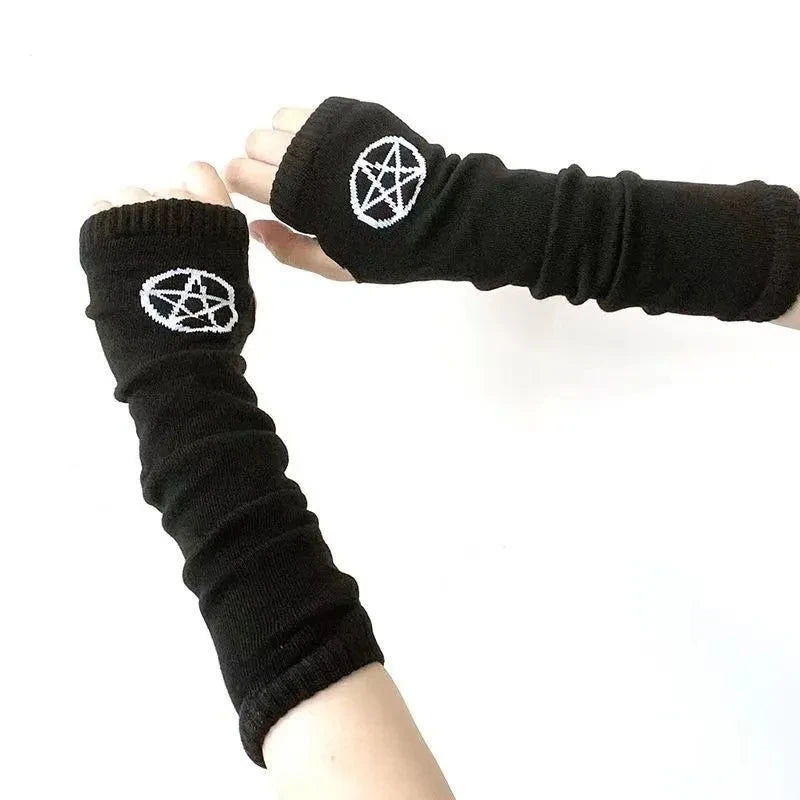 Schwarze fingerlose Armwärmer mit weißen Pentagramm-Designs am Handgelenk und Unterarm.