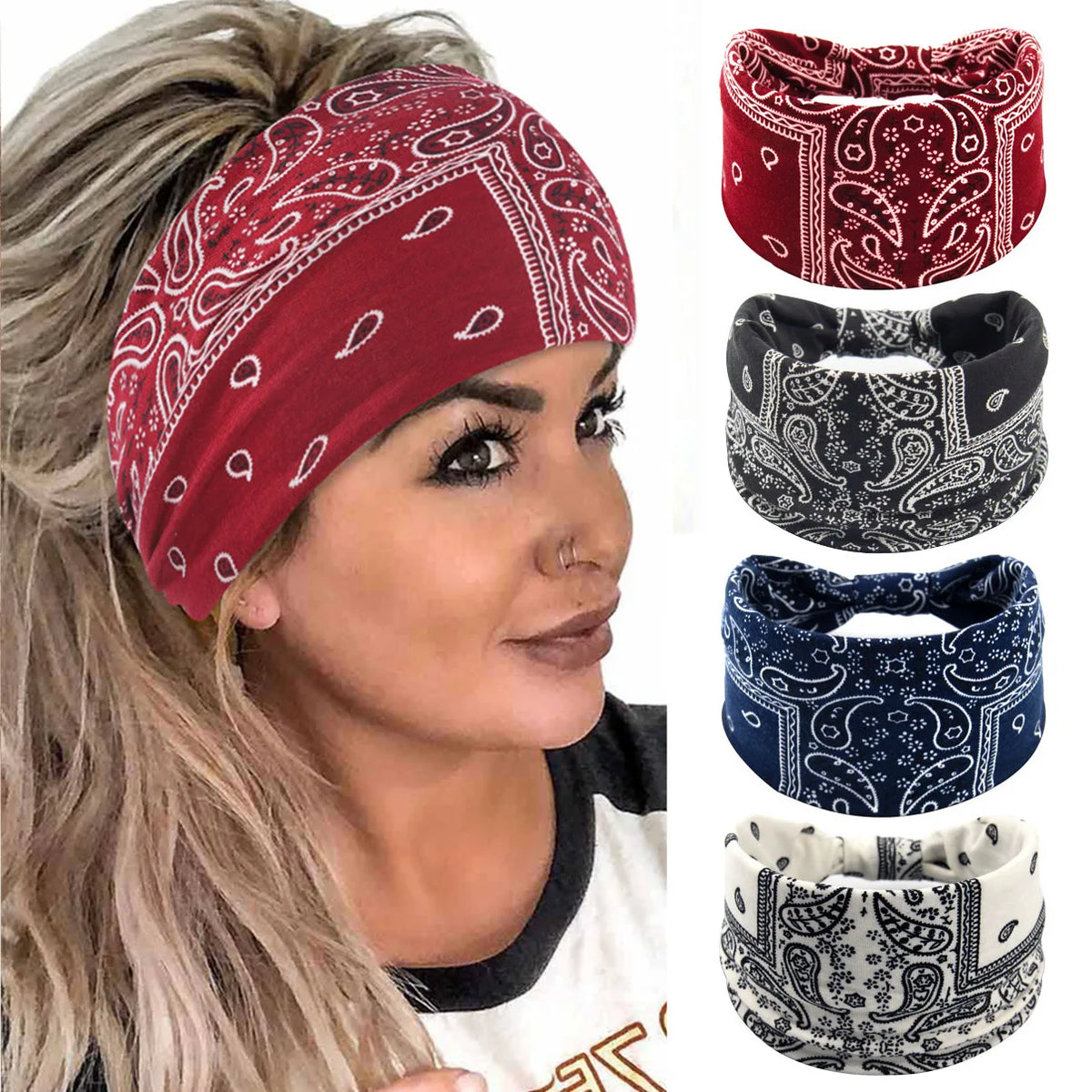 Eine Frau modelliert ein Boho-Twist-Headband mit roten, schwarzen, blauen und weißen Paisley-Mustern.