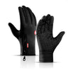 Une paire de gants de vélo et de sport en polaire imperméable noirs, sur fond blanc.