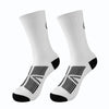 Une paire de chaussettes de vélo blanches avec détails en maille noire, vue de côté.