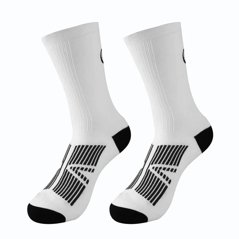 Une paire de chaussettes de vélo blanches avec détails en maille noire, vue de côté.