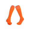 Ein Paar leuchtend orangefarbener Knielanger Sportsocken für Fußball und Activewear