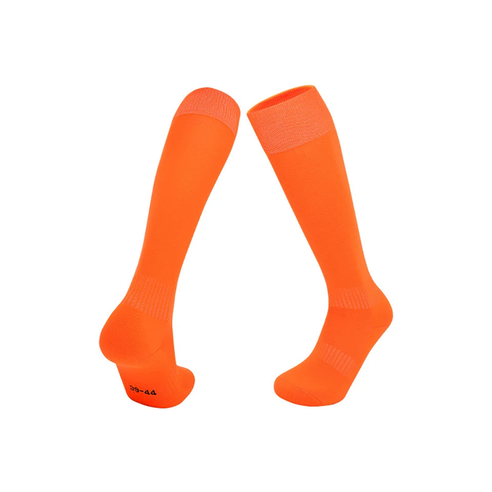 Ein Paar leuchtend orangefarbener Knielanger Sportsocken für Fußball und Activewear
