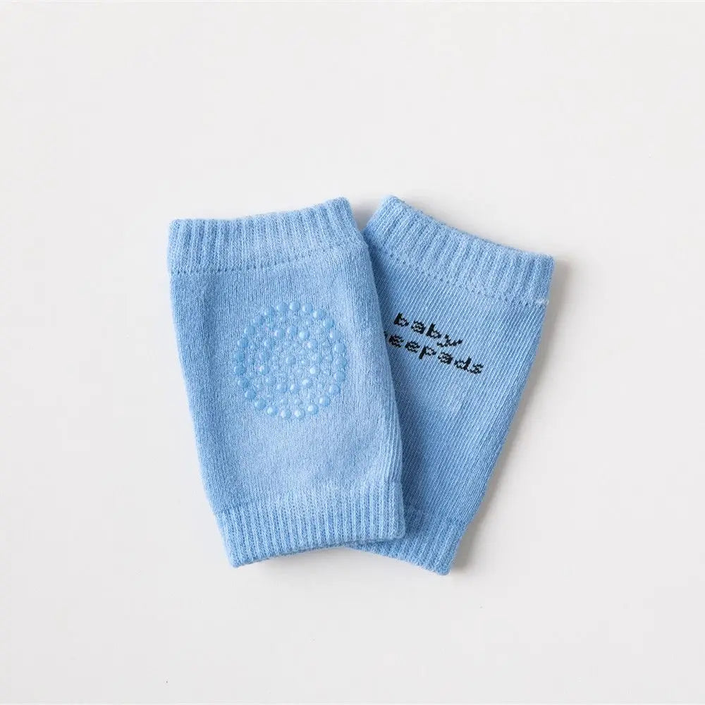 Hellblaue Baby-Kniepolster mit geripptem Umschlag und kleinen weißen Nieten für das Krabbelnssicherheit von Kleinkindern