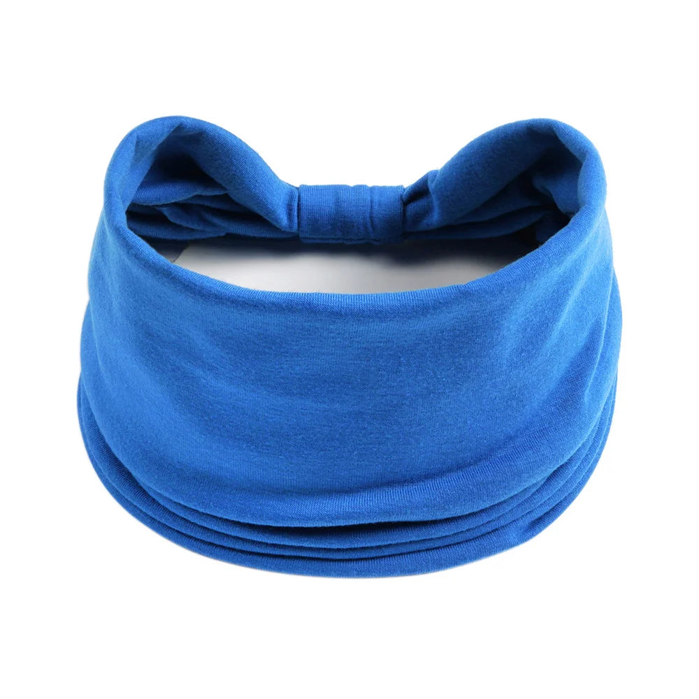 Foulard en coton boho bleu royal noué en nœud, montré à plat.
