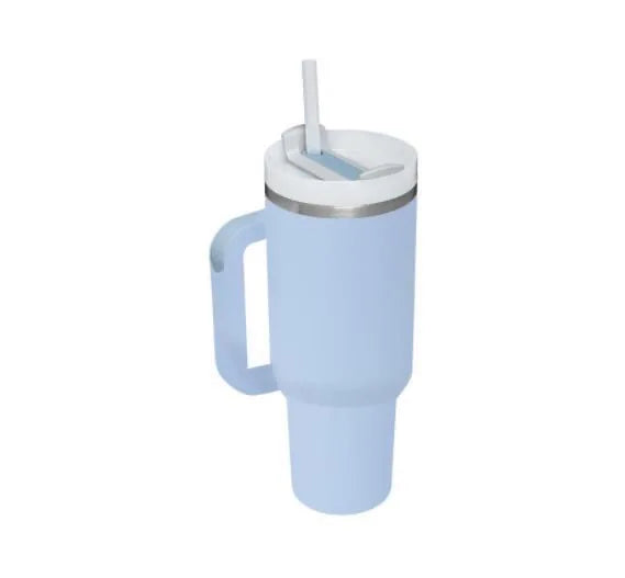 Tasse isotherme en acier inoxydable bleu clair grande capacité avec paille argentée.