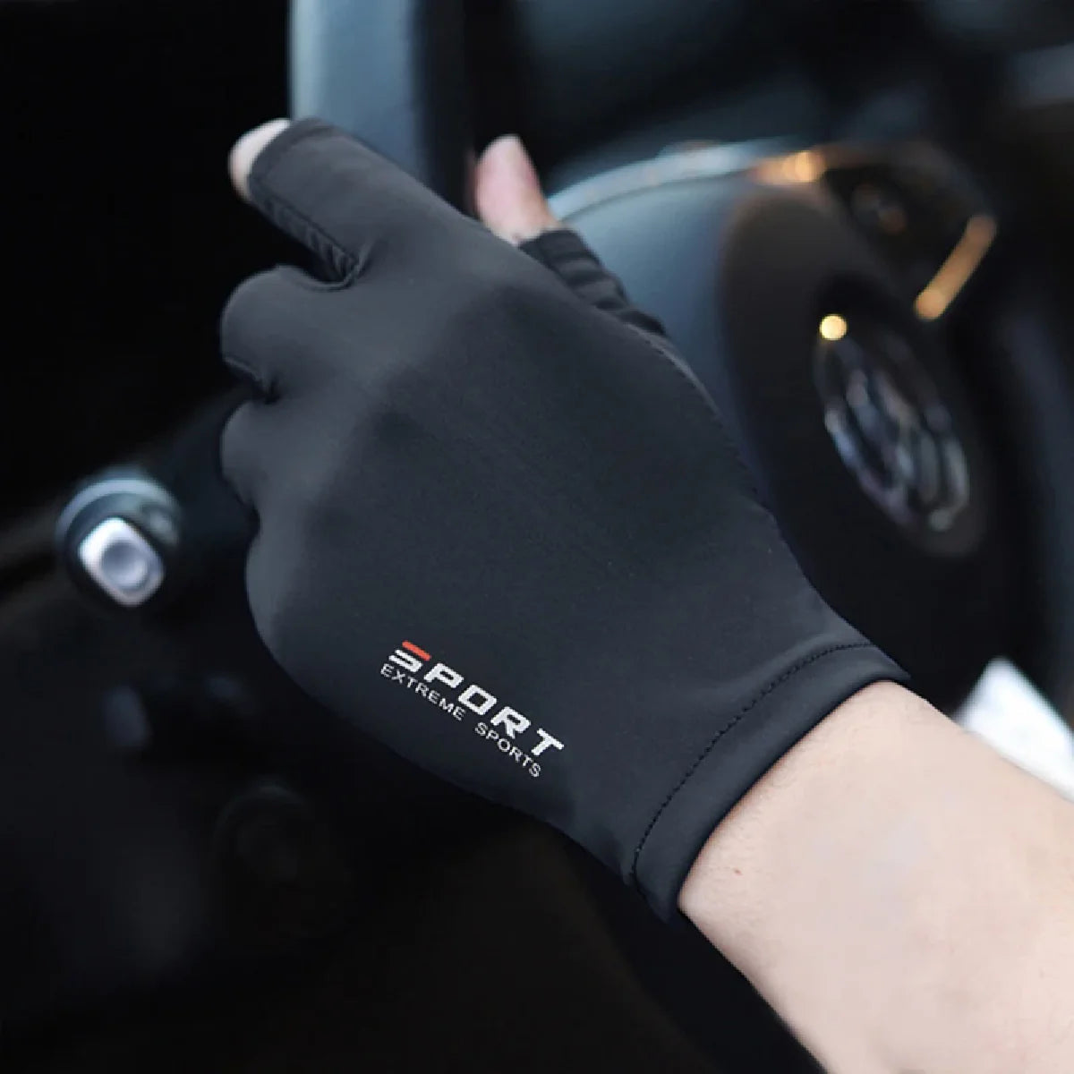 Eine Hand trägt schwarze Sport-Extrem-Sporthandschuhe und greift am Lenkrad.