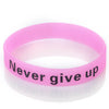 Bracelet silicone rose avec le texte 'Never give up on it'.