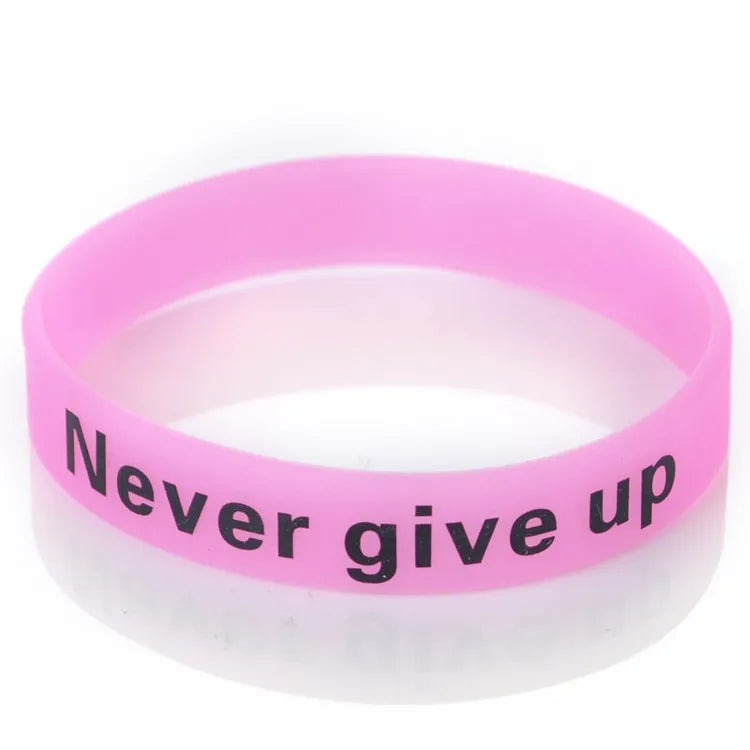 Bracelet silicone rose avec le texte 'Never give up on it'.