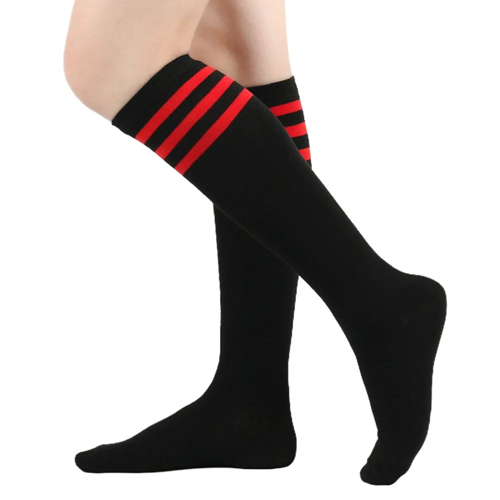 Calcetas negras hasta el muslo con rayas rojas en la pantorrilla y la rodilla.