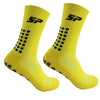 Paire de chaussettes de football jaunes vives antidérapantes avec marquage noir et texture en maille.