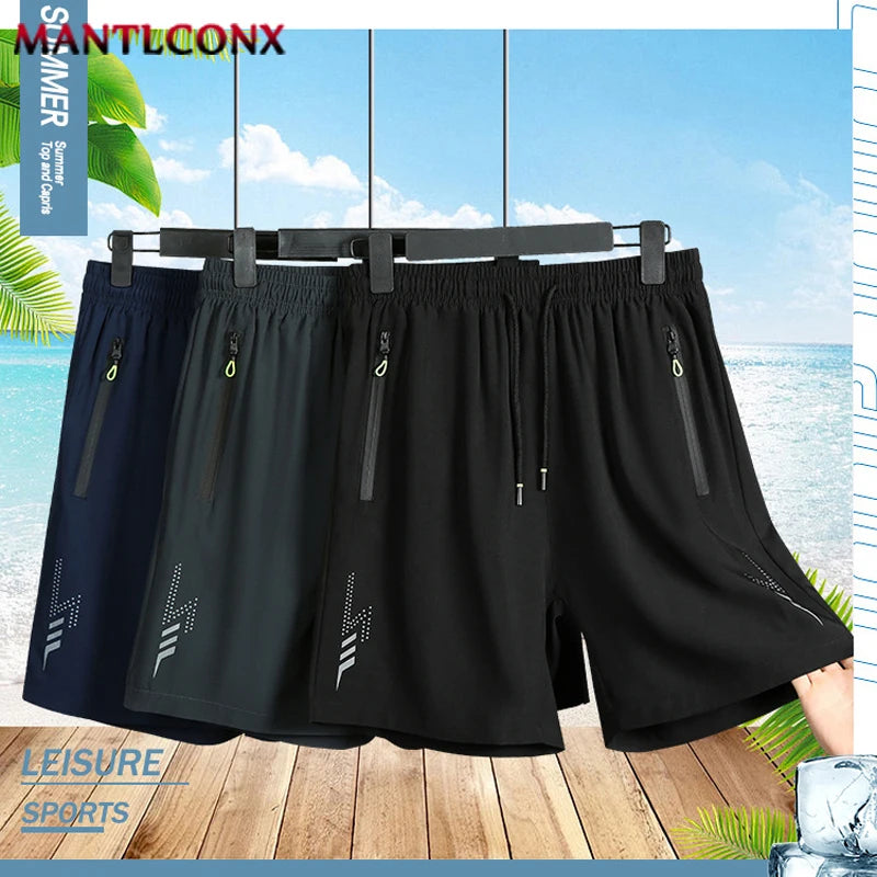 Schwarze Herren-Trainingsshorts mit Quick-Dry-Funktion, aufgehängt an einem Gestell vor hellem Outdoor-Hintergrund