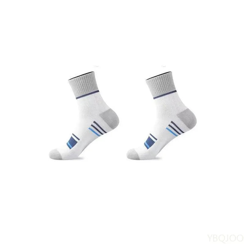 Un par de calcetines deportivos transpirables blancos y azules vistos de lado.