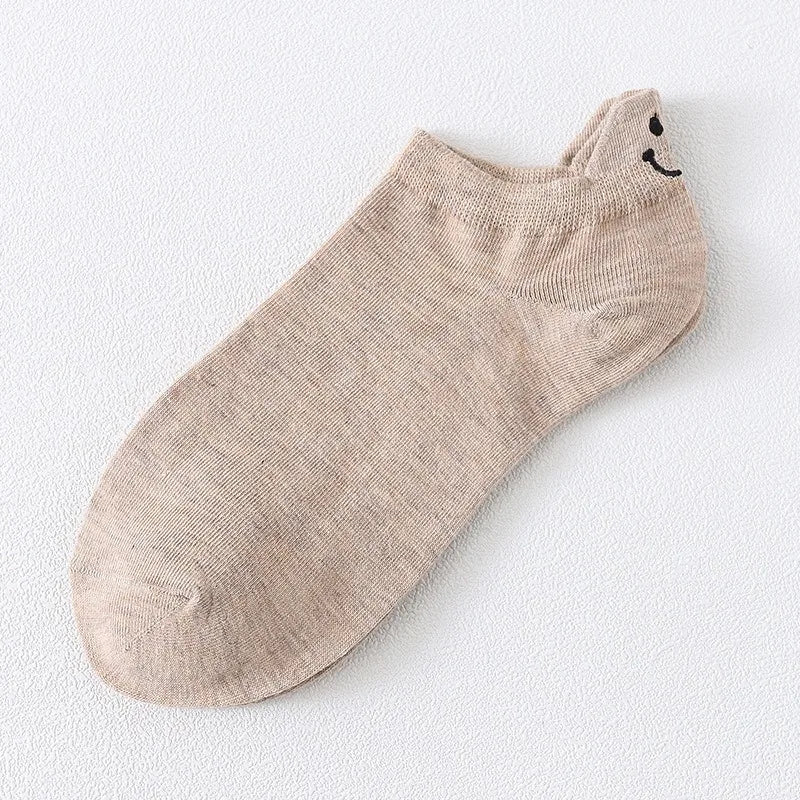 Calcetines de punto tobilleras con una pequeña cara sonriente bordada en la punta