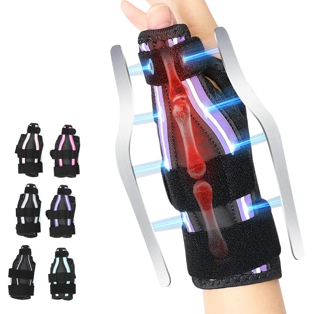 Une main portant une attelle ajustable pour le pouce noir pour le soutien articulaire, montrant la conception et l'ajustement