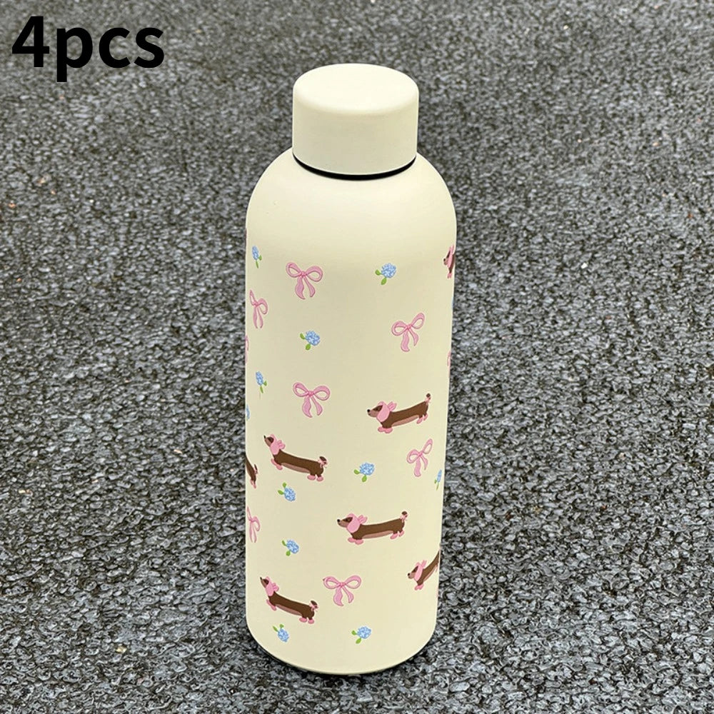 Taza de viaje de acero inoxidable aislada de doble pared color beige con patrones florales rosas sobre una superficie gris os