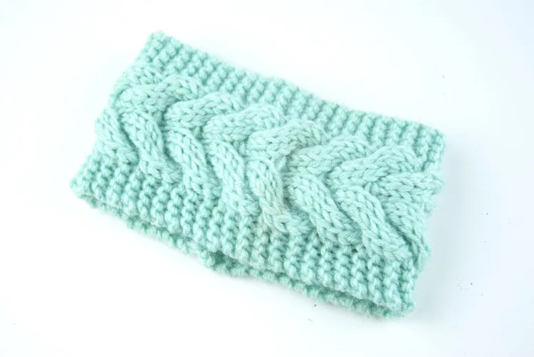 Diadema de punto verde menta claro para cabello y tocado de invierno.