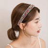Nahaufnahme einer Frau mit einem funkelnden Kristall-Rhinestone-Haarreif in den Haaren.