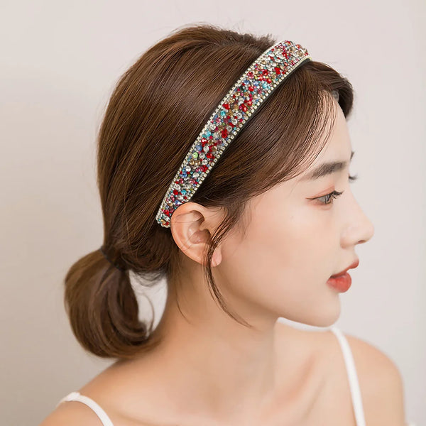 Gros plan d'une femme portant un bandeau de cheveux en strass cristallins scintillants.