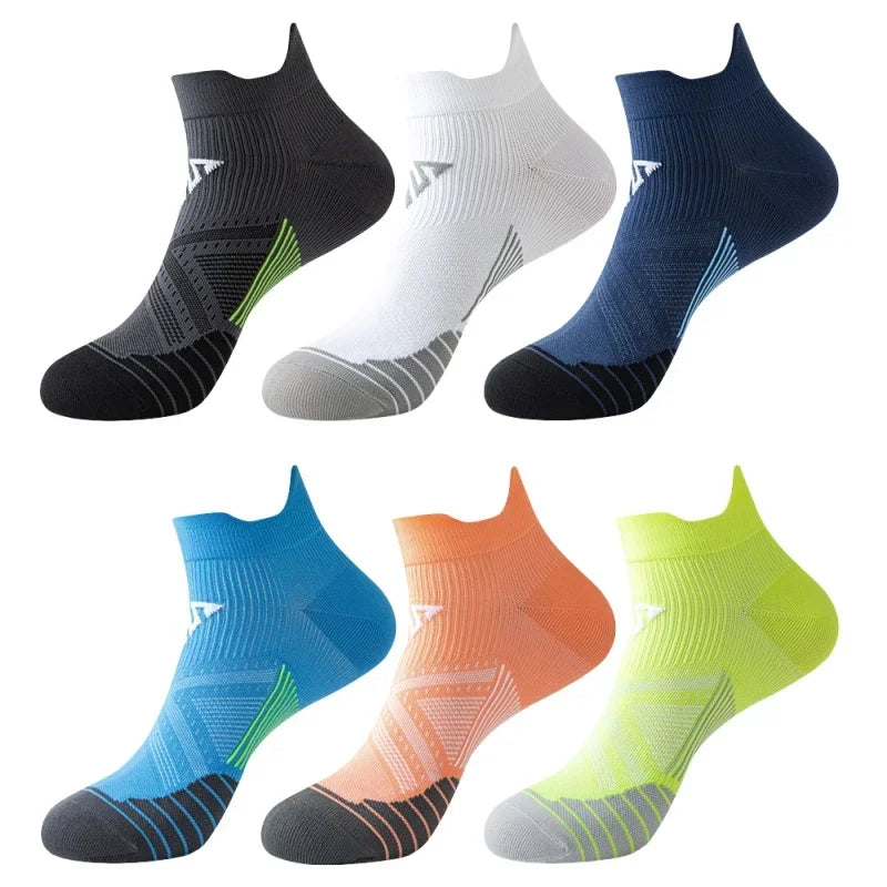Mehrpack kompressionssportstrümpchen in verschiedenen Farben, darunter schwarz, grau, blau, orange und limettgrün.