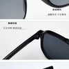 Primer plano de gafas de sol negras mostrando detalles como la muesca y la estructura de la bisagra.
