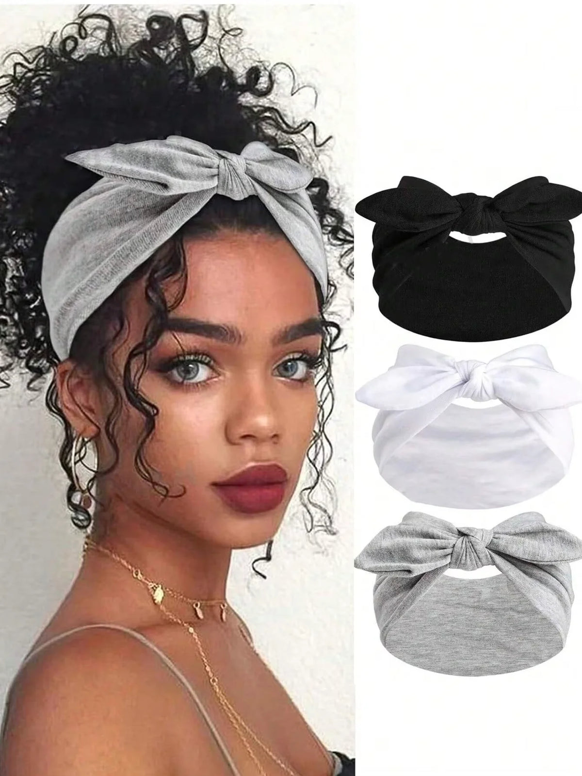 Una mujer modela una diadema ancha elástica bohemia en colores gris, negro y blanco.