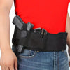 Ceinture tactique noire avec holster et magazine portée à la taille sur une chemise rouge et un jean bleu.