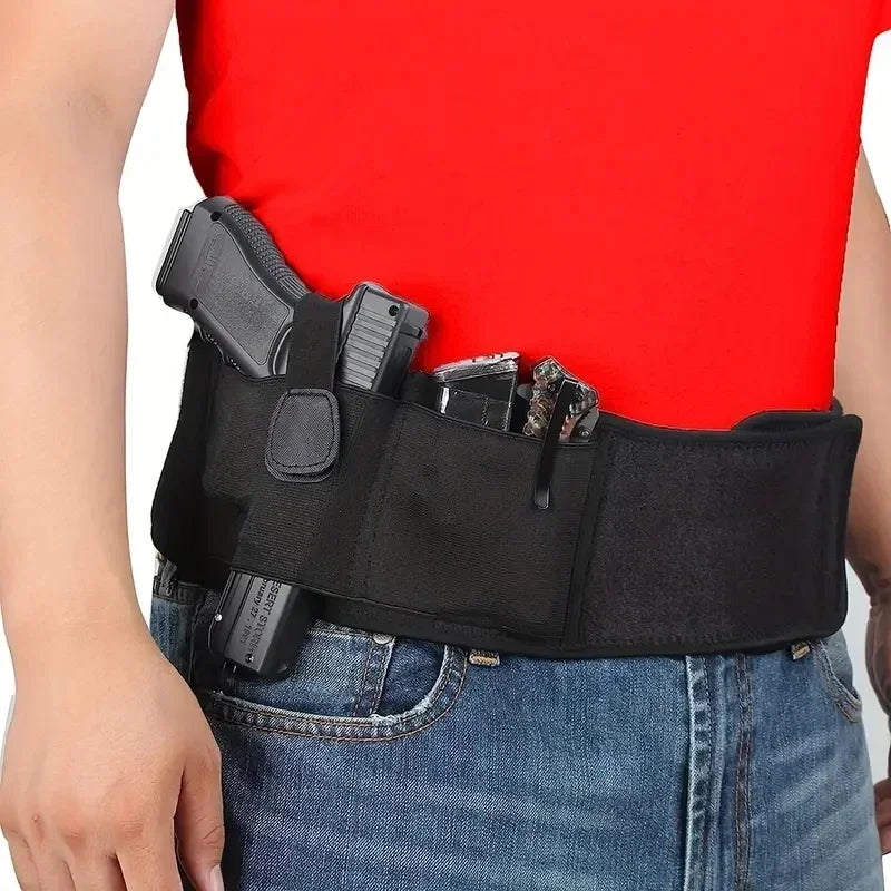 Ceinture tactique noire avec holster et magazine portée à la taille sur une chemise rouge et un jean bleu.