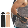 Eine Person appliziert schwarze Kinesiotaping-Bänder auf ihren Unterarm.