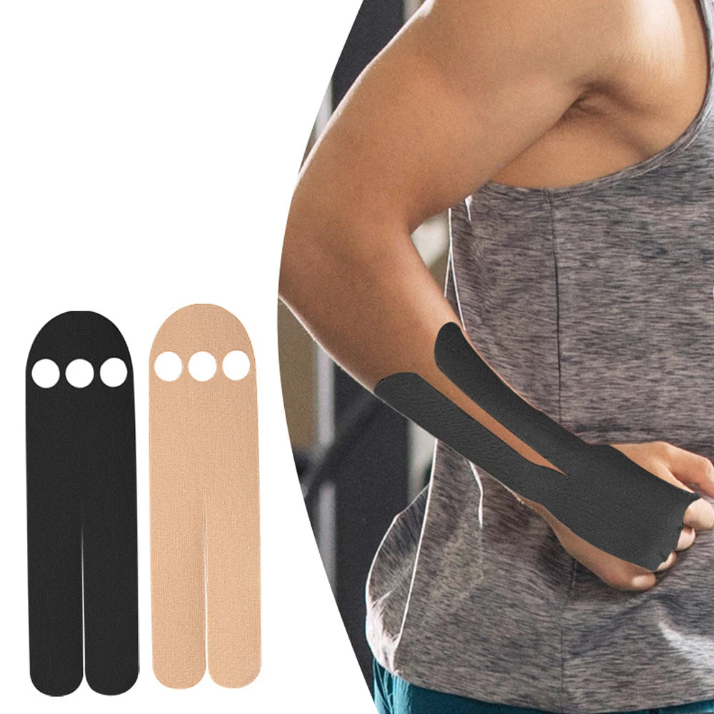 Eine Person appliziert schwarze Kinesiotaping-Bänder auf ihren Unterarm.