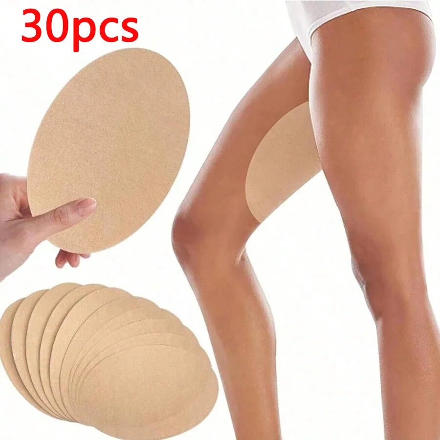 30 bandes anti-frottement beige invisibles sur la jambe d'une personne.