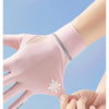 Una mano con guante de protector solar rosa contra un fondo azul claro.