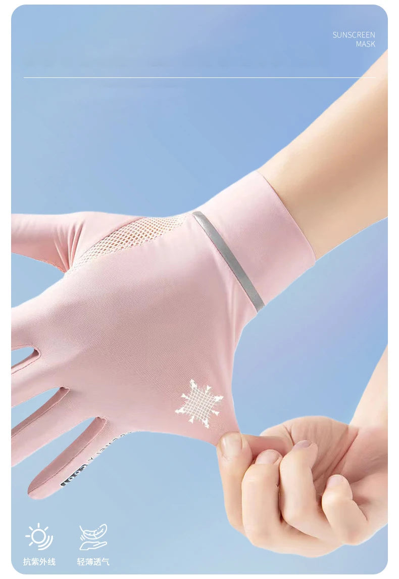 Una mano con guante de protector solar rosa contra un fondo azul claro.
